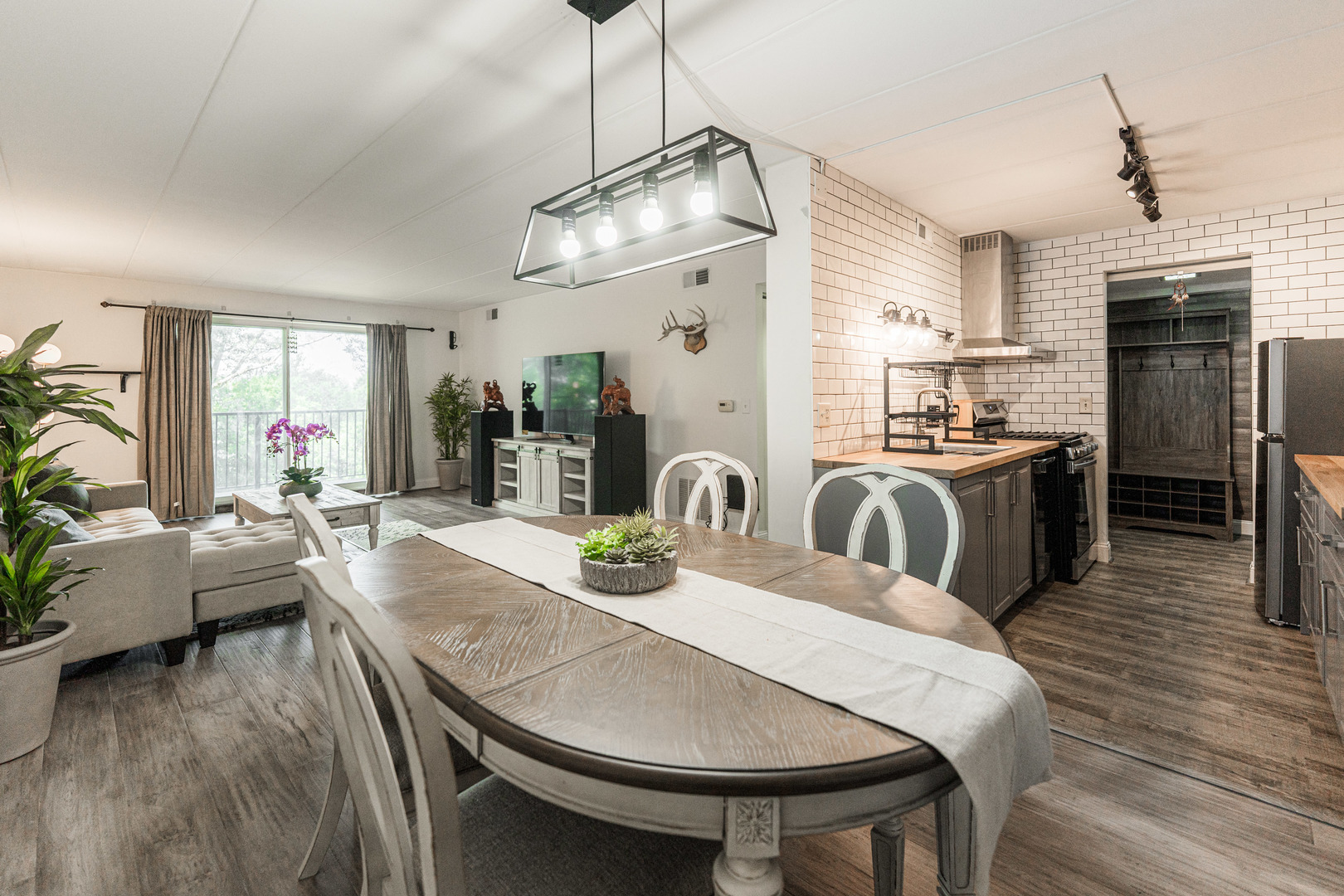 5S040 Pebblewood Lane Unit: W303