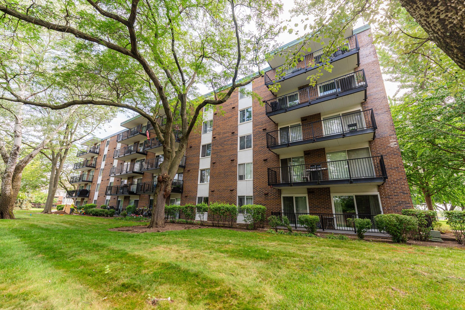 5S040 Pebblewood Lane Unit: W303