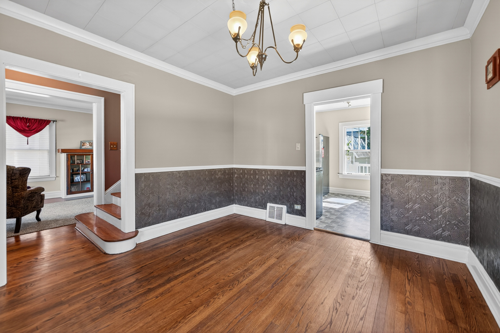 323 Hawthorne Boulevard