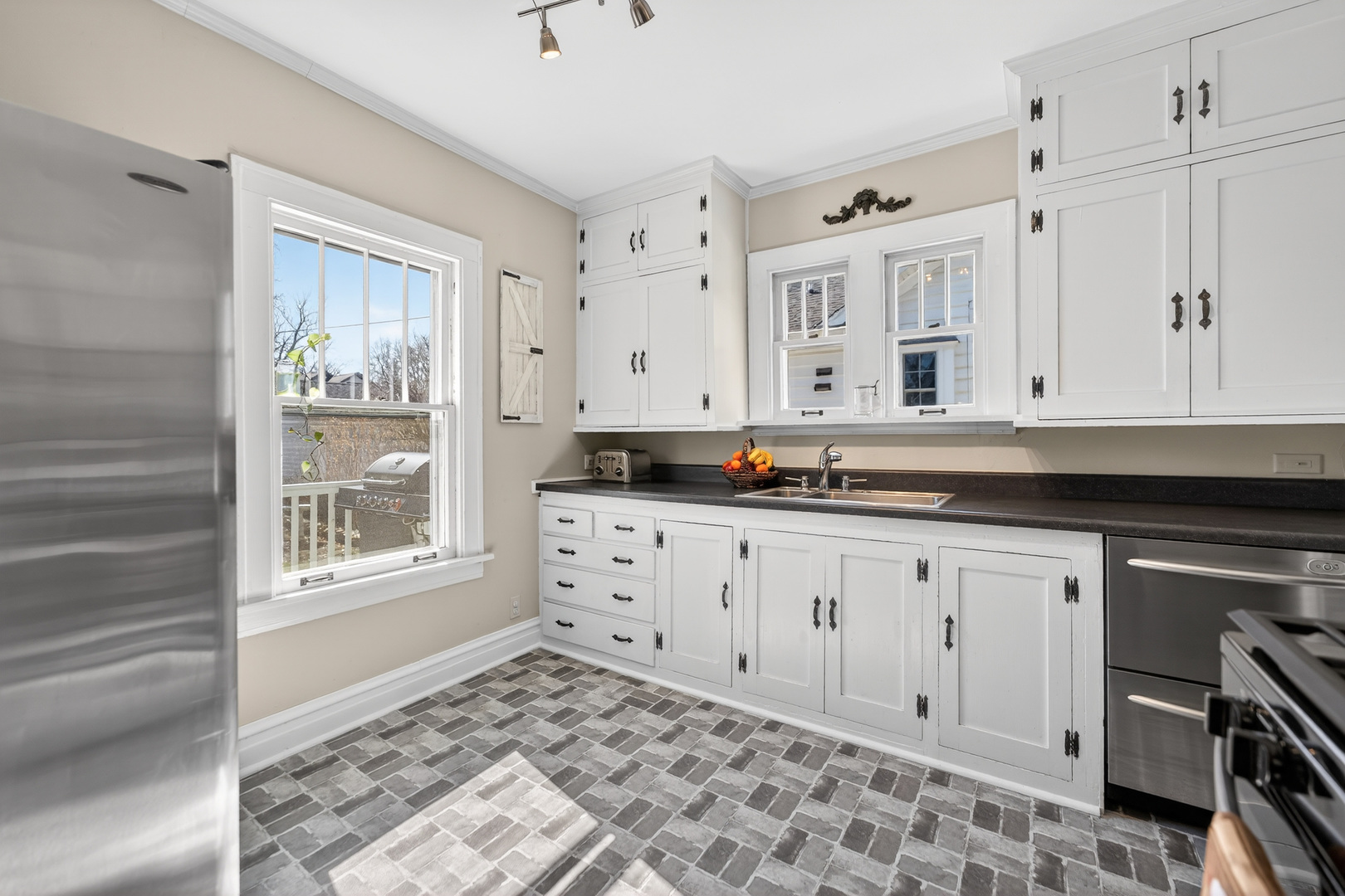 323 Hawthorne Boulevard