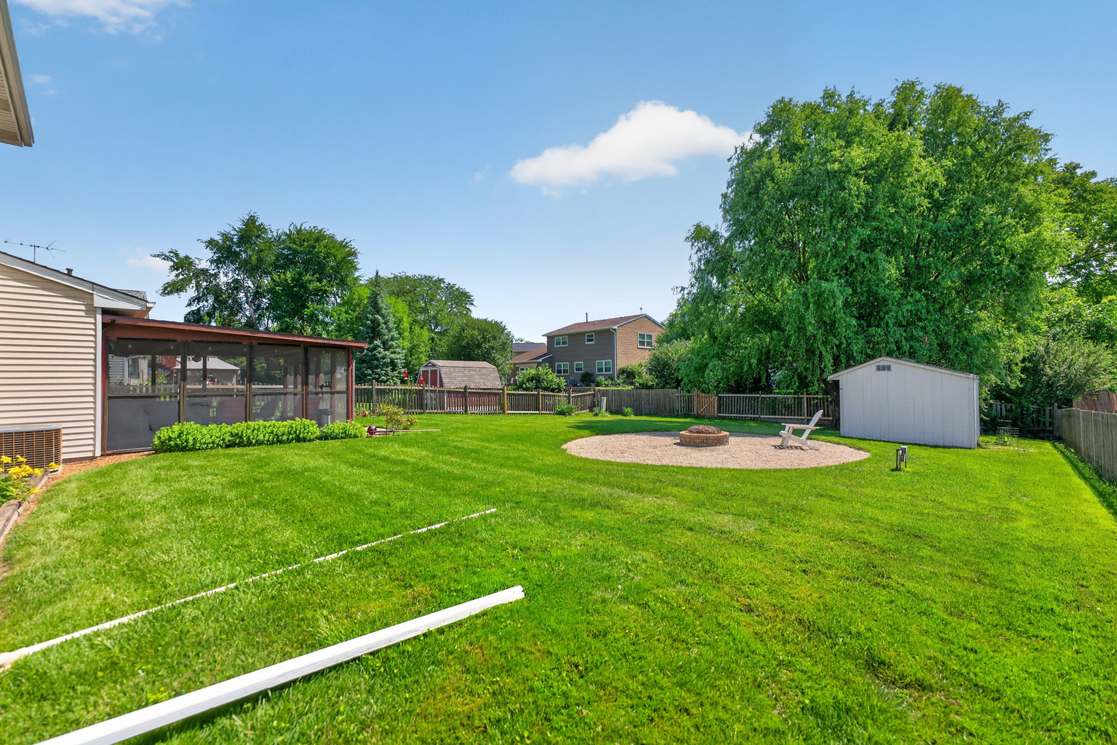 975 W Pine Avenue