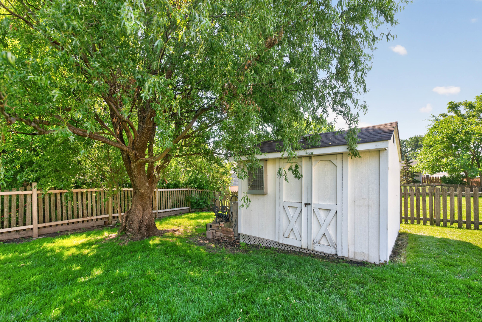 975 W Pine Avenue