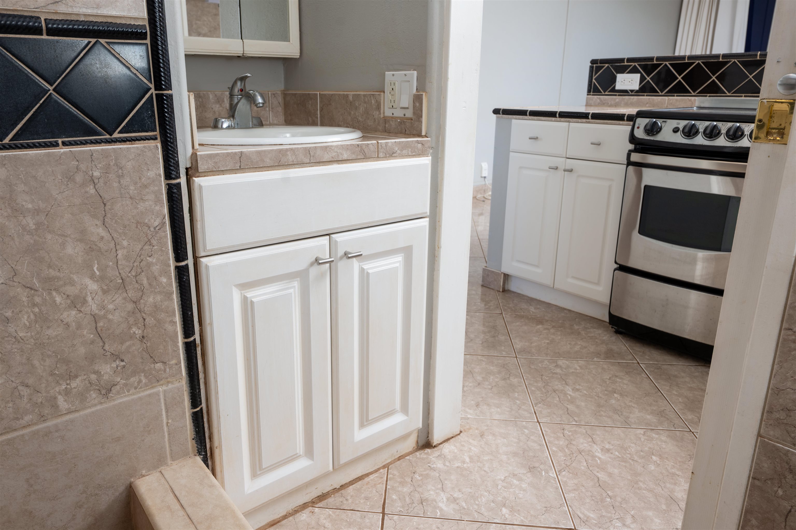 3660 LOWER HONOAPIILANI Rd Unit: 411