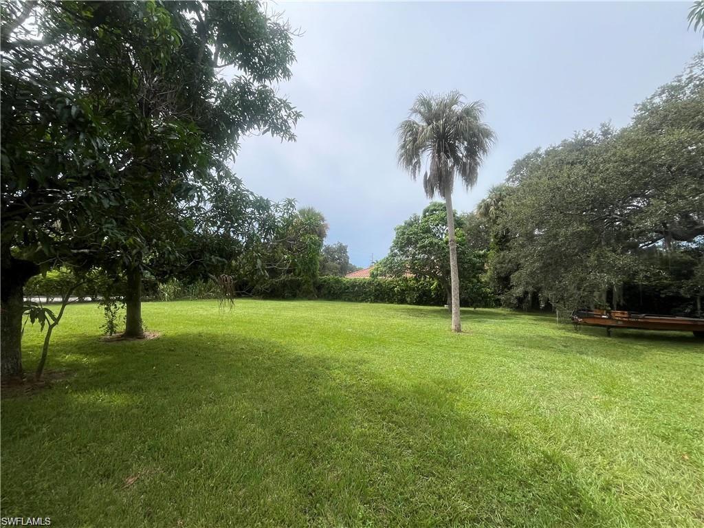 1063 Shadowlawn DR, NAPLES