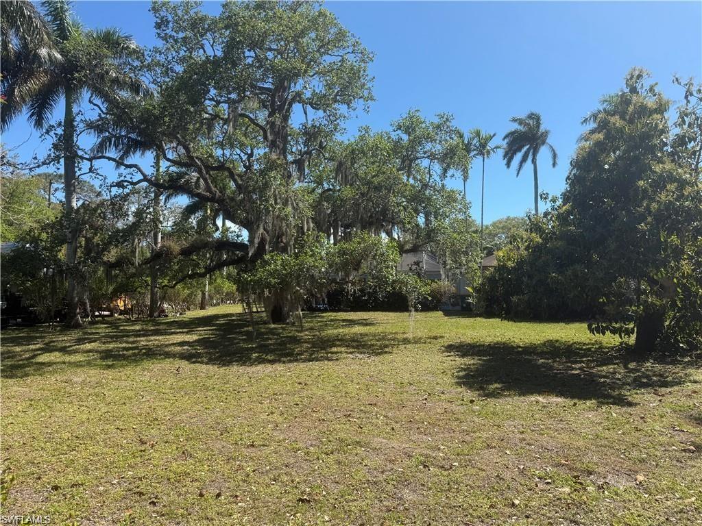 1063 Shadowlawn DR, NAPLES