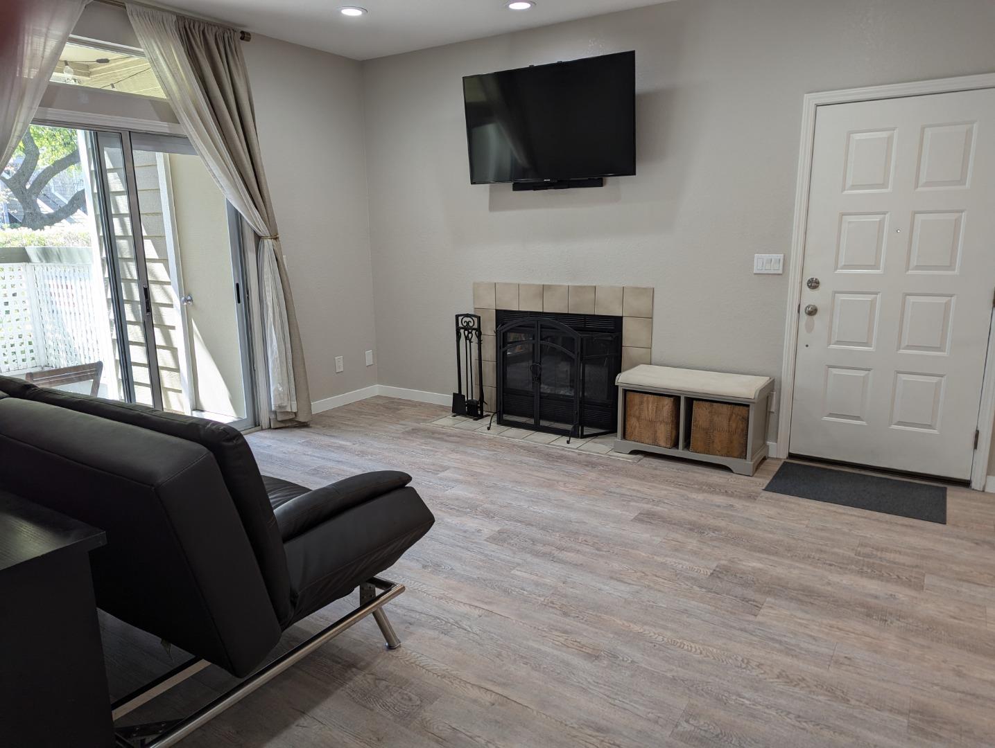 992 Lake Isabella Way