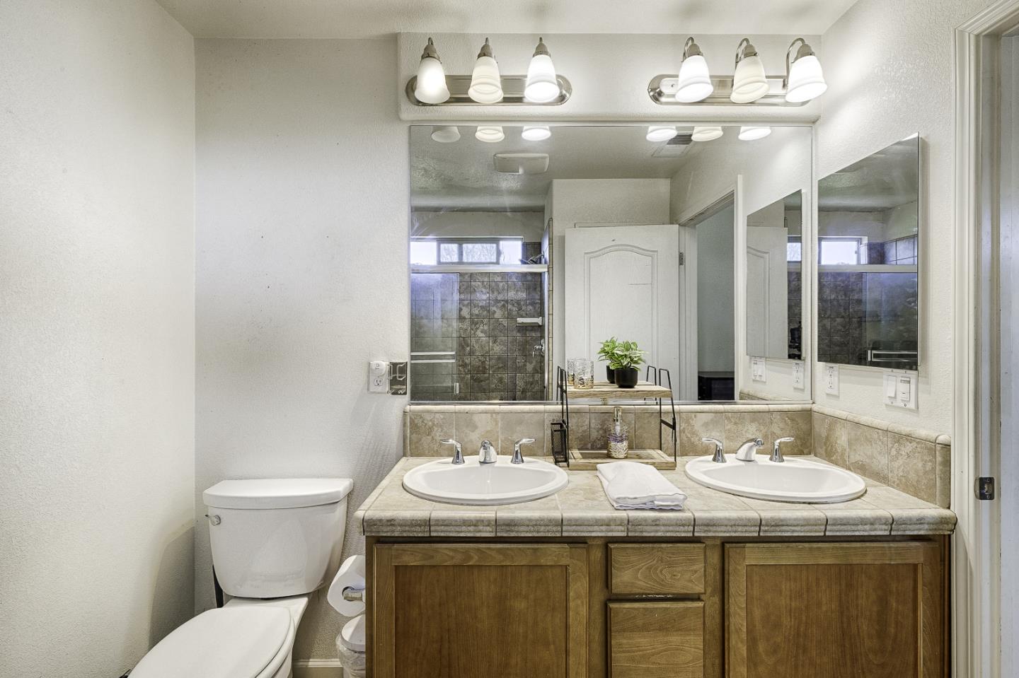 4015 Agassi Dr