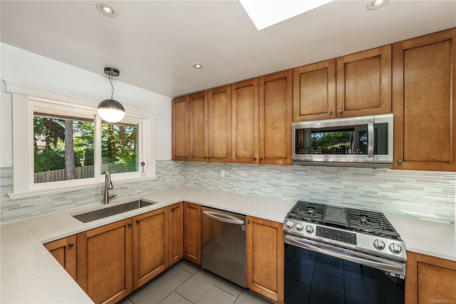 1299 Camrose Cres