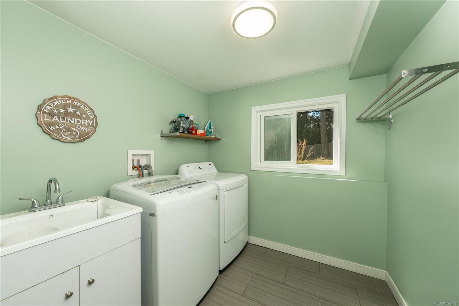 1299 Camrose Cres