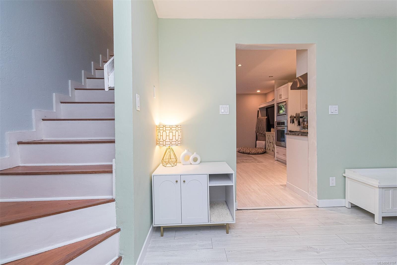 991 Cloverdale Ave # 101