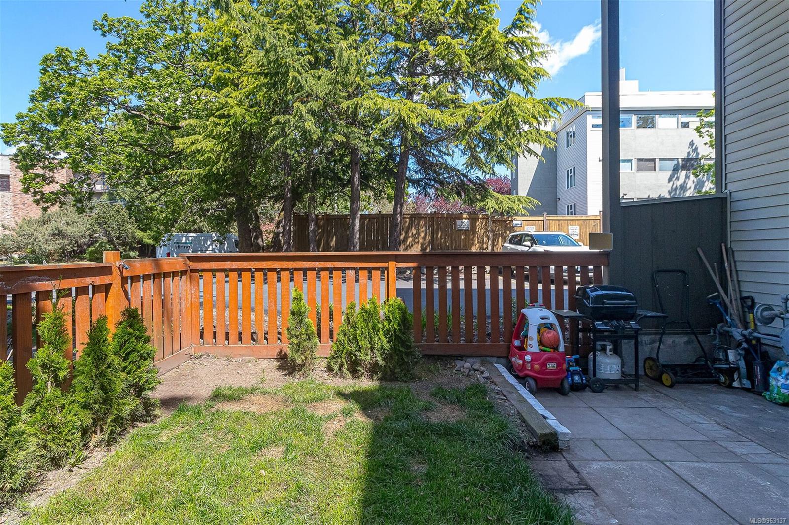 991 Cloverdale Ave # 101