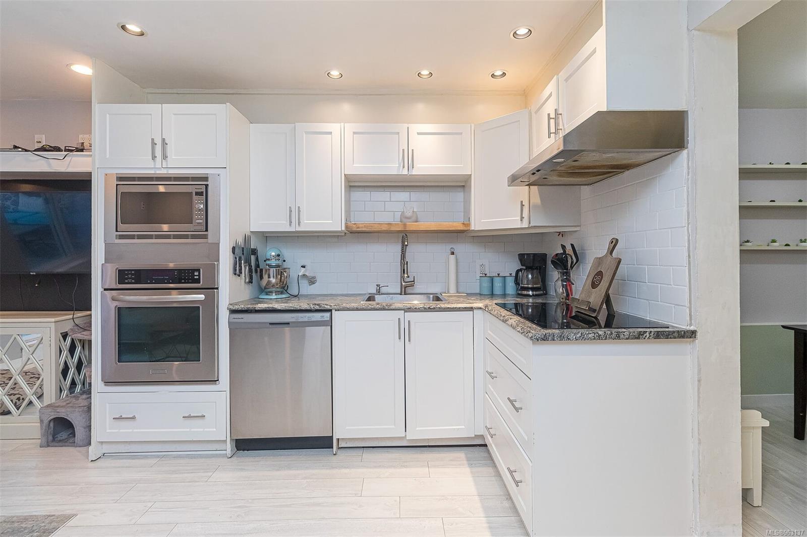 991 Cloverdale Ave # 101