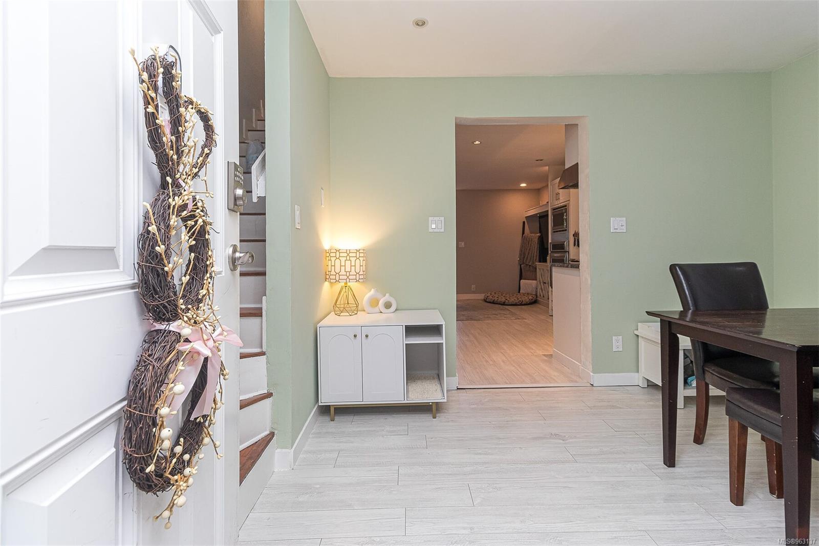 991 Cloverdale Ave # 101