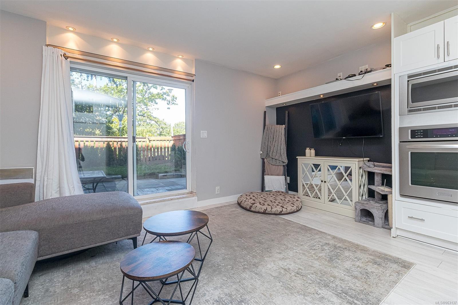 991 Cloverdale Ave # 101