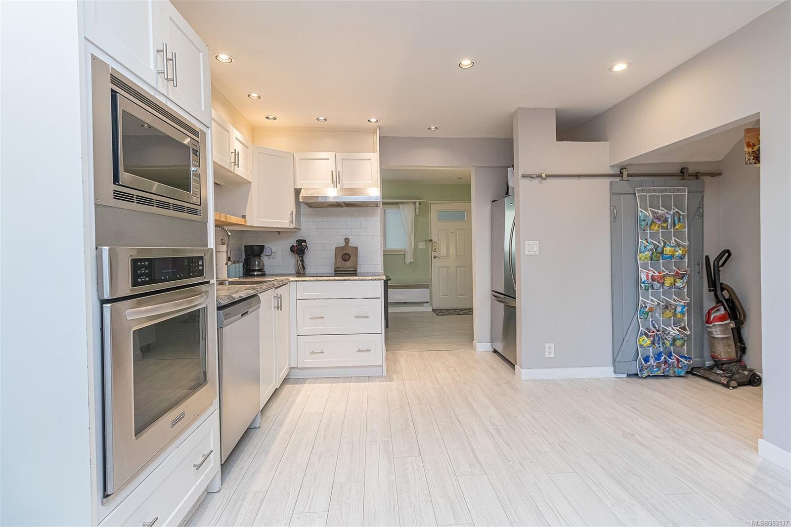 991 Cloverdale Ave # 101