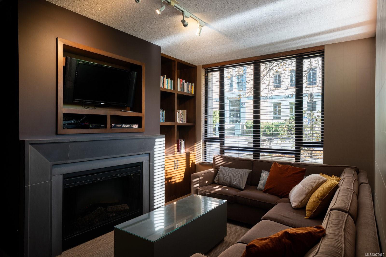 751 Fairfield Rd # 402