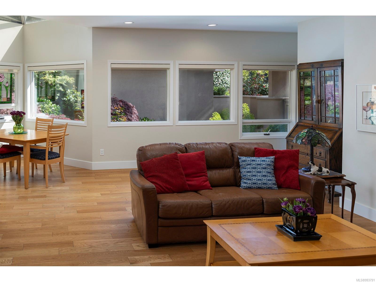 3317 University Woods