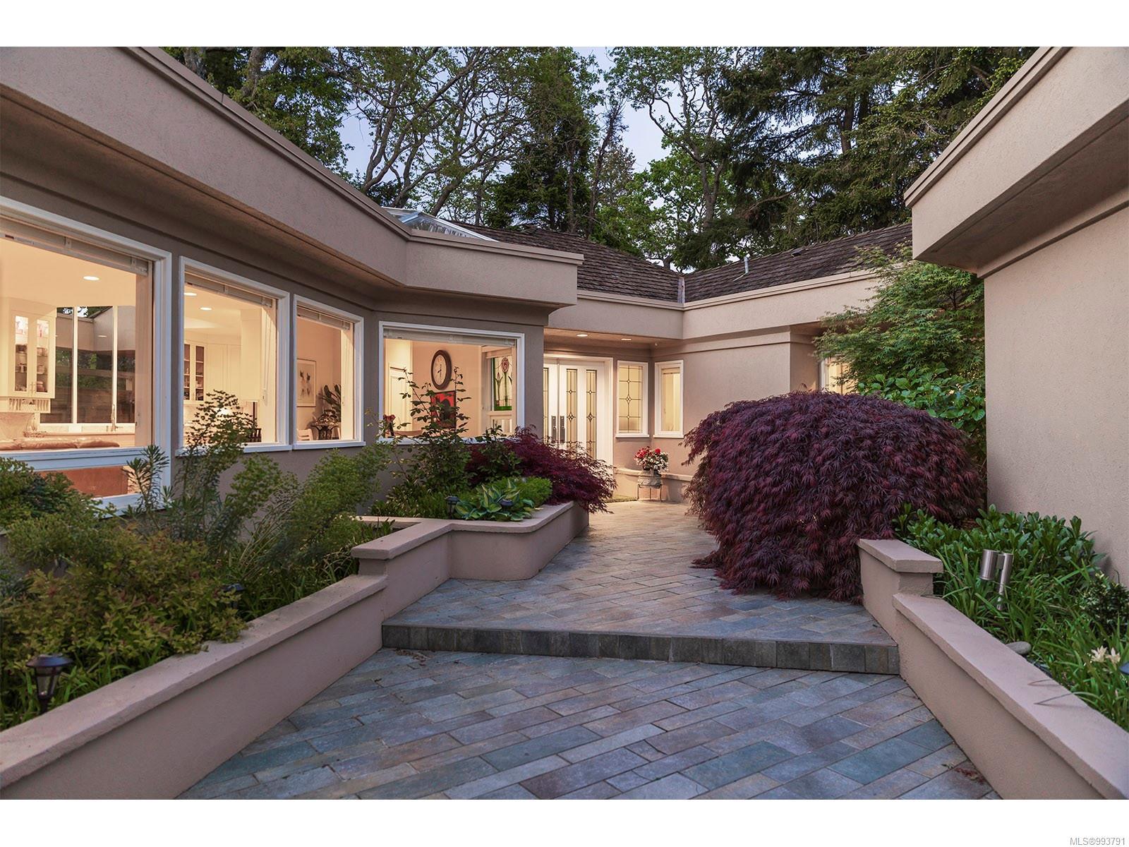 3317 University Woods