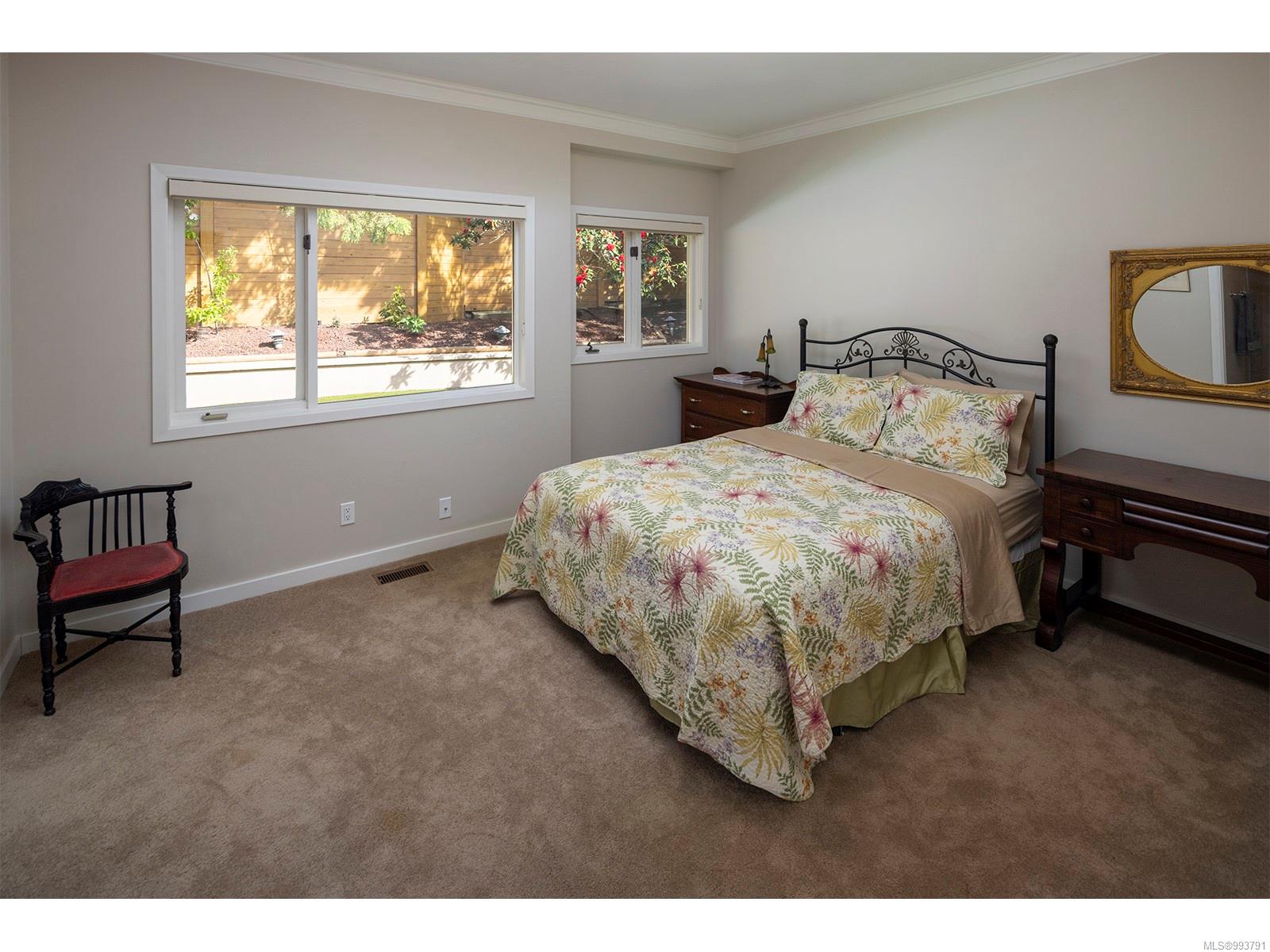 3317 University Woods