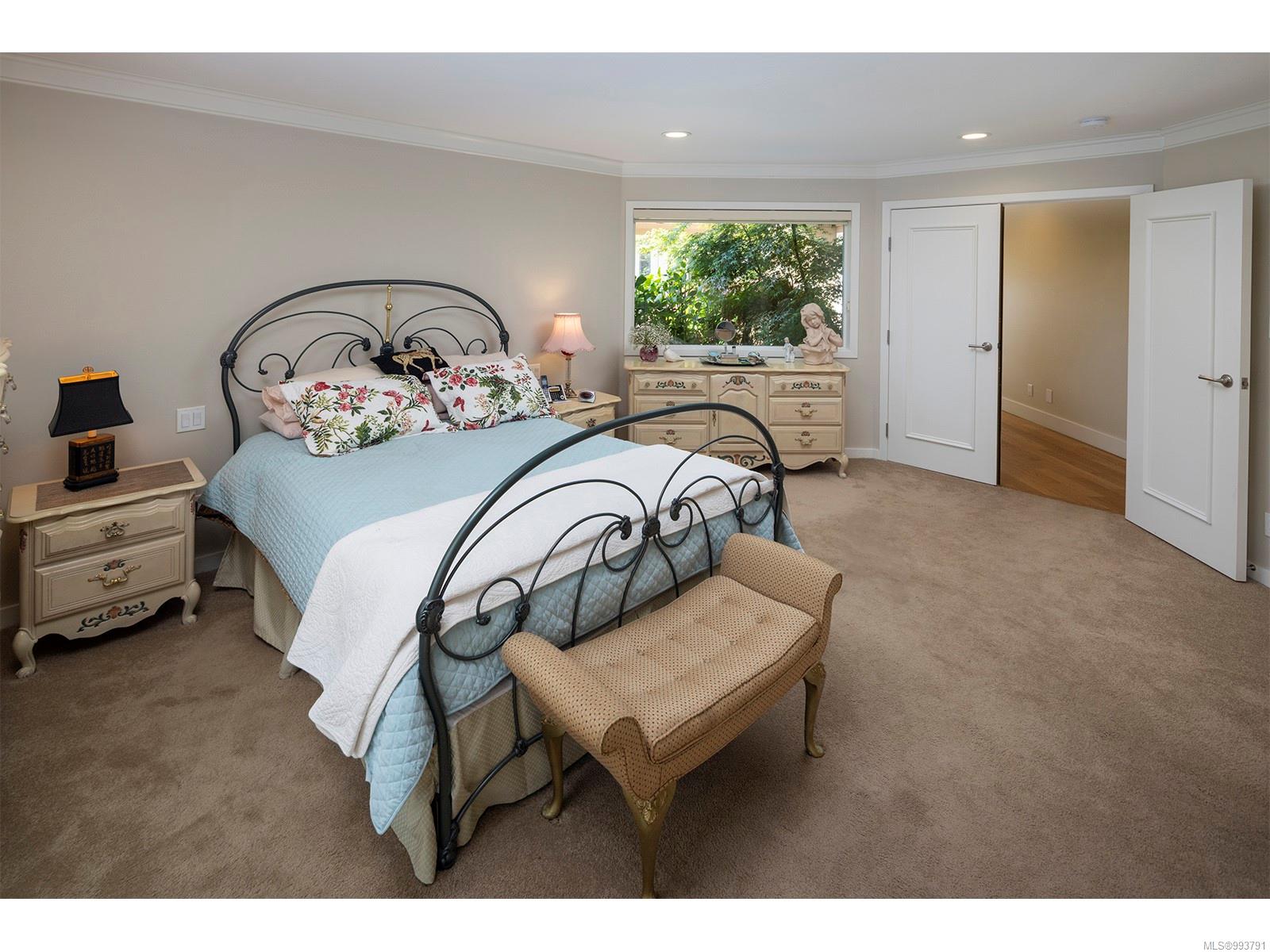 3317 University Woods