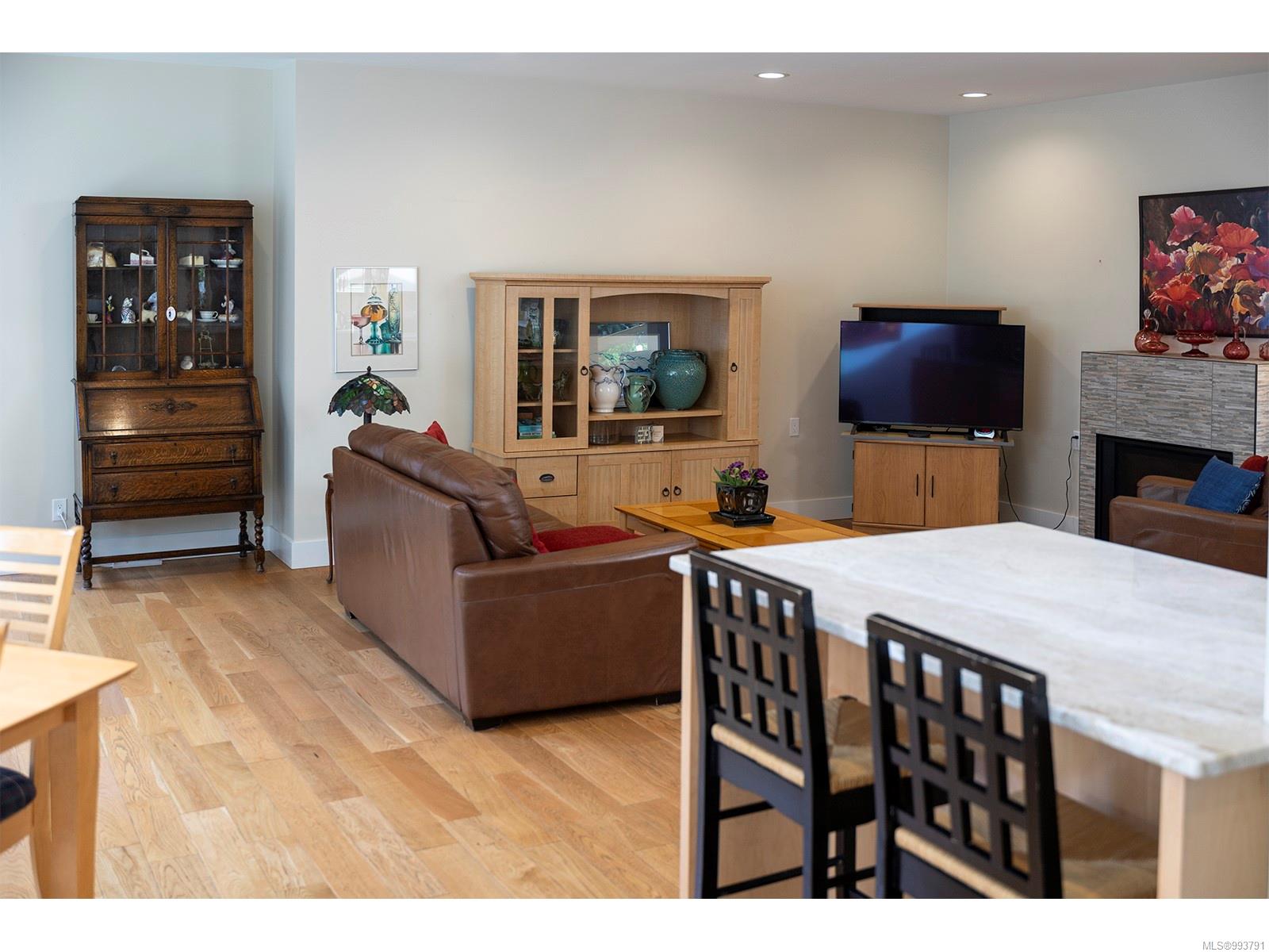 3317 University Woods