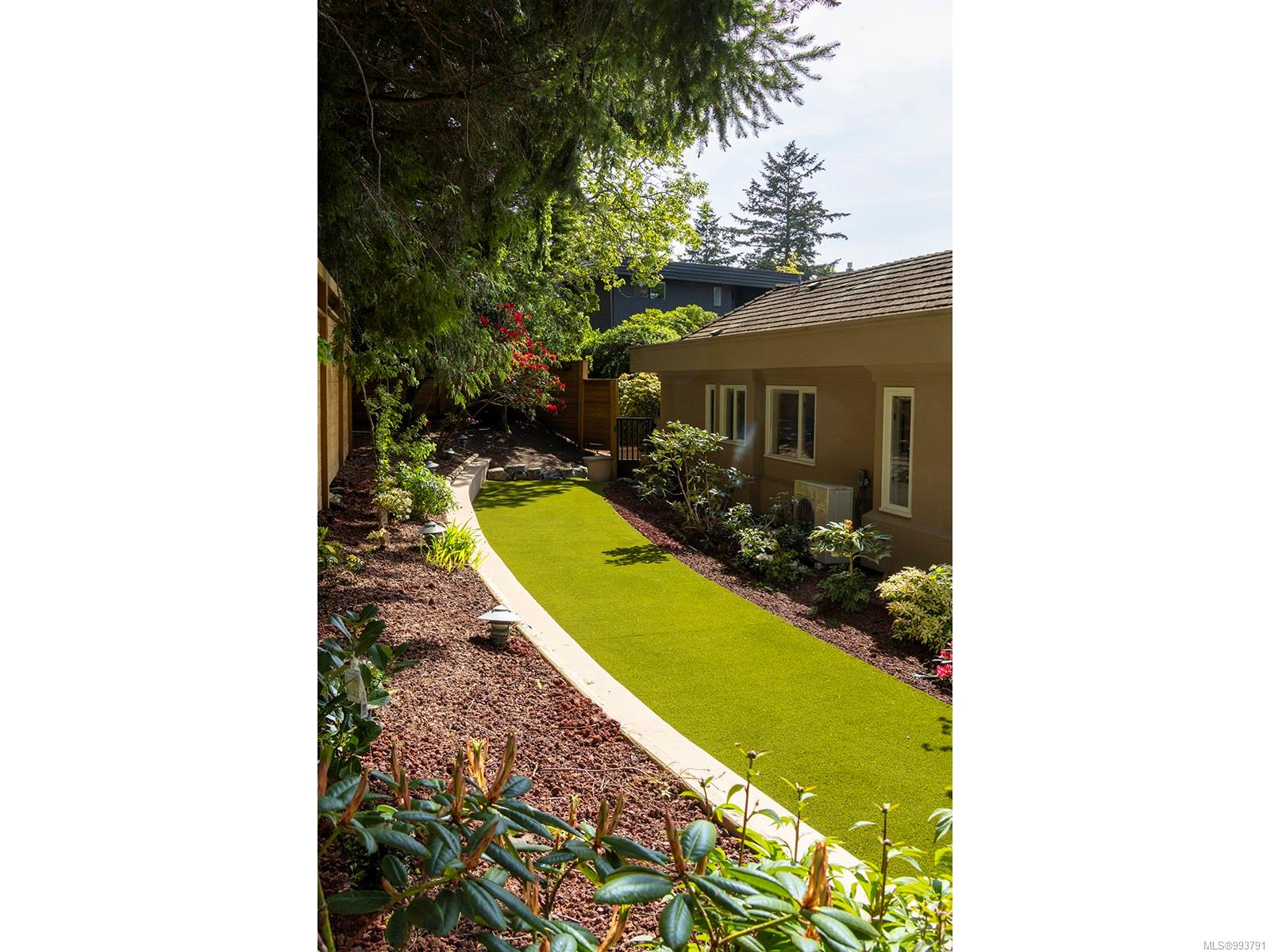 3317 University Woods