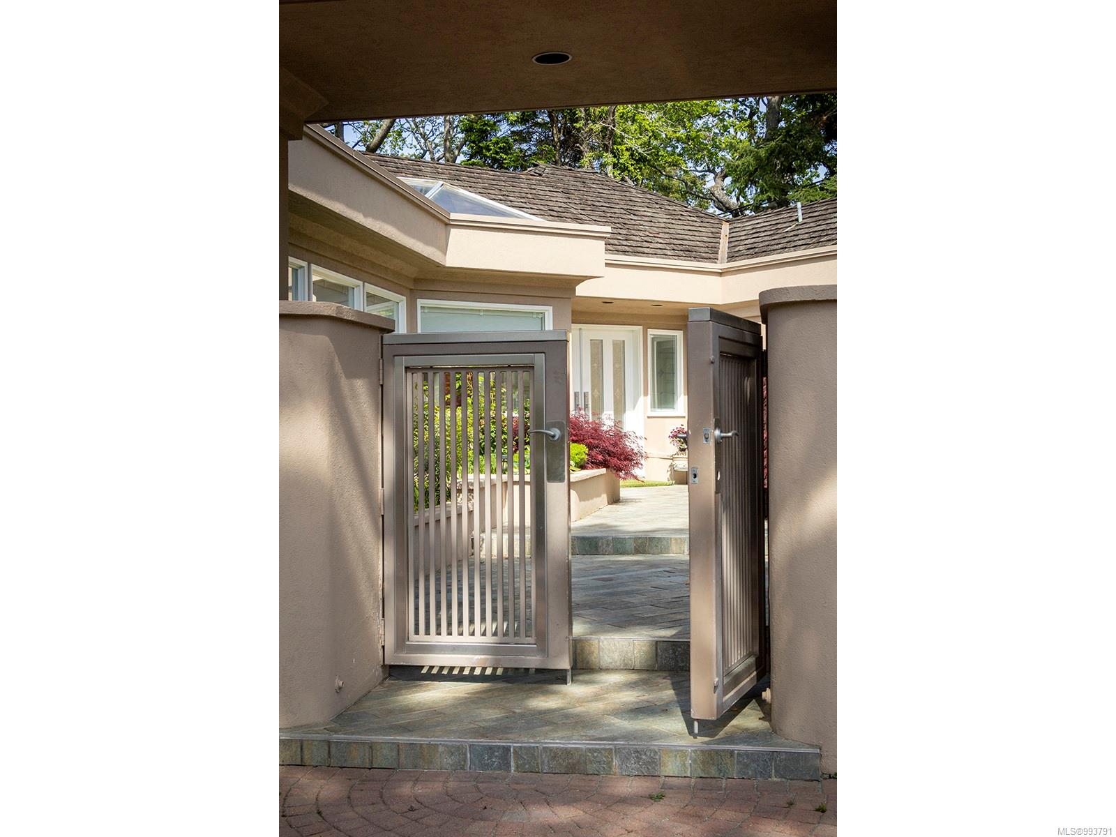 3317 University Woods
