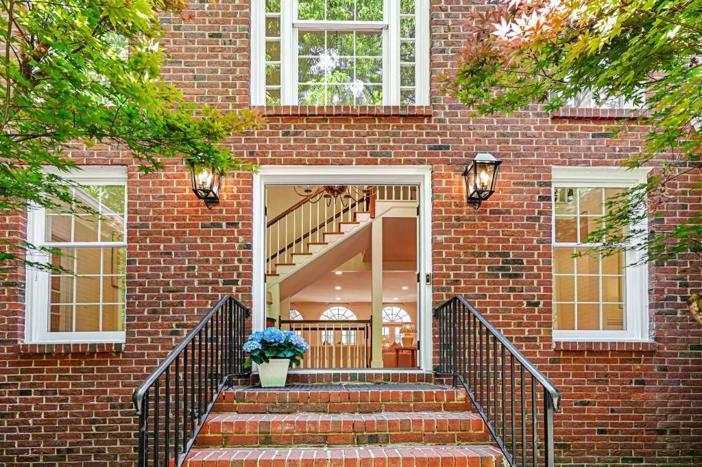 895 Waddington Court