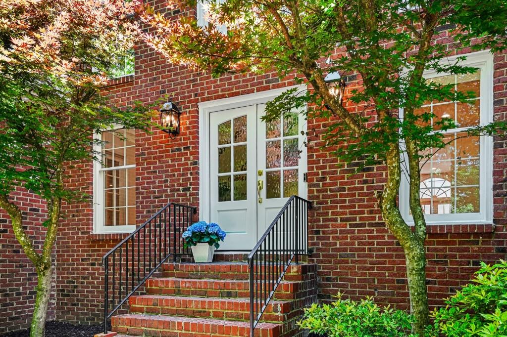 895 Waddington Court