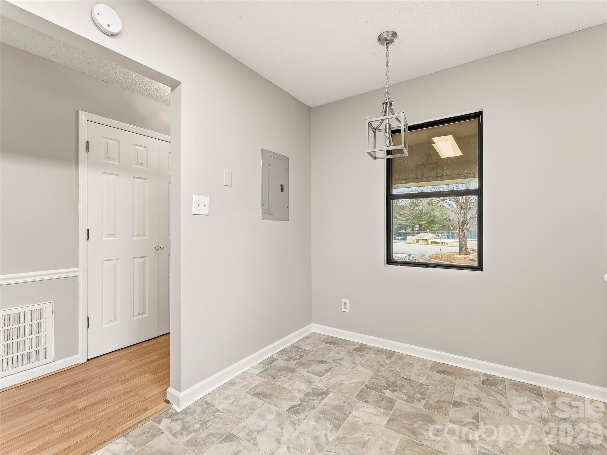 102 Abbey Circle