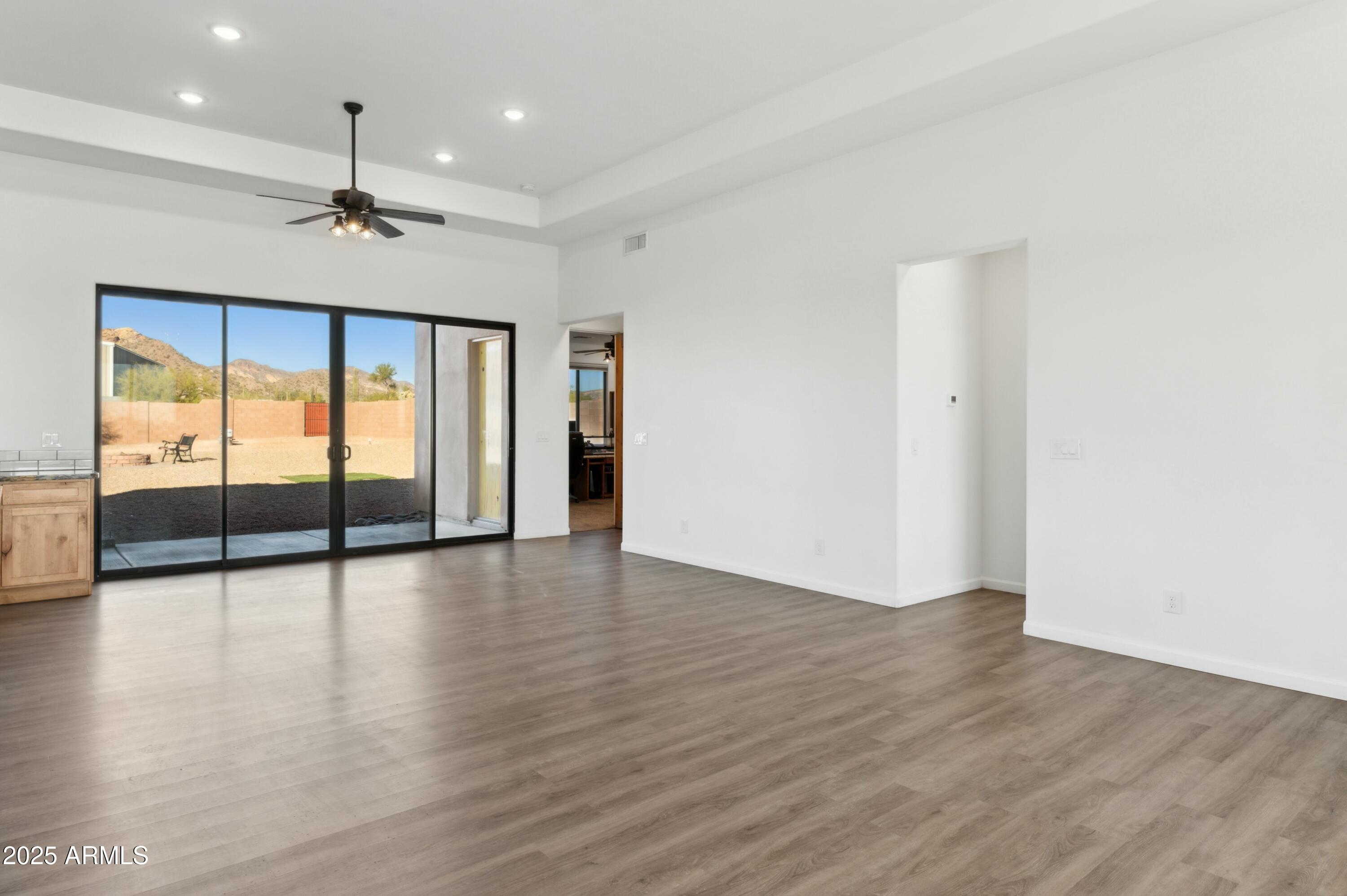 274 E MCKELLIPS Boulevard