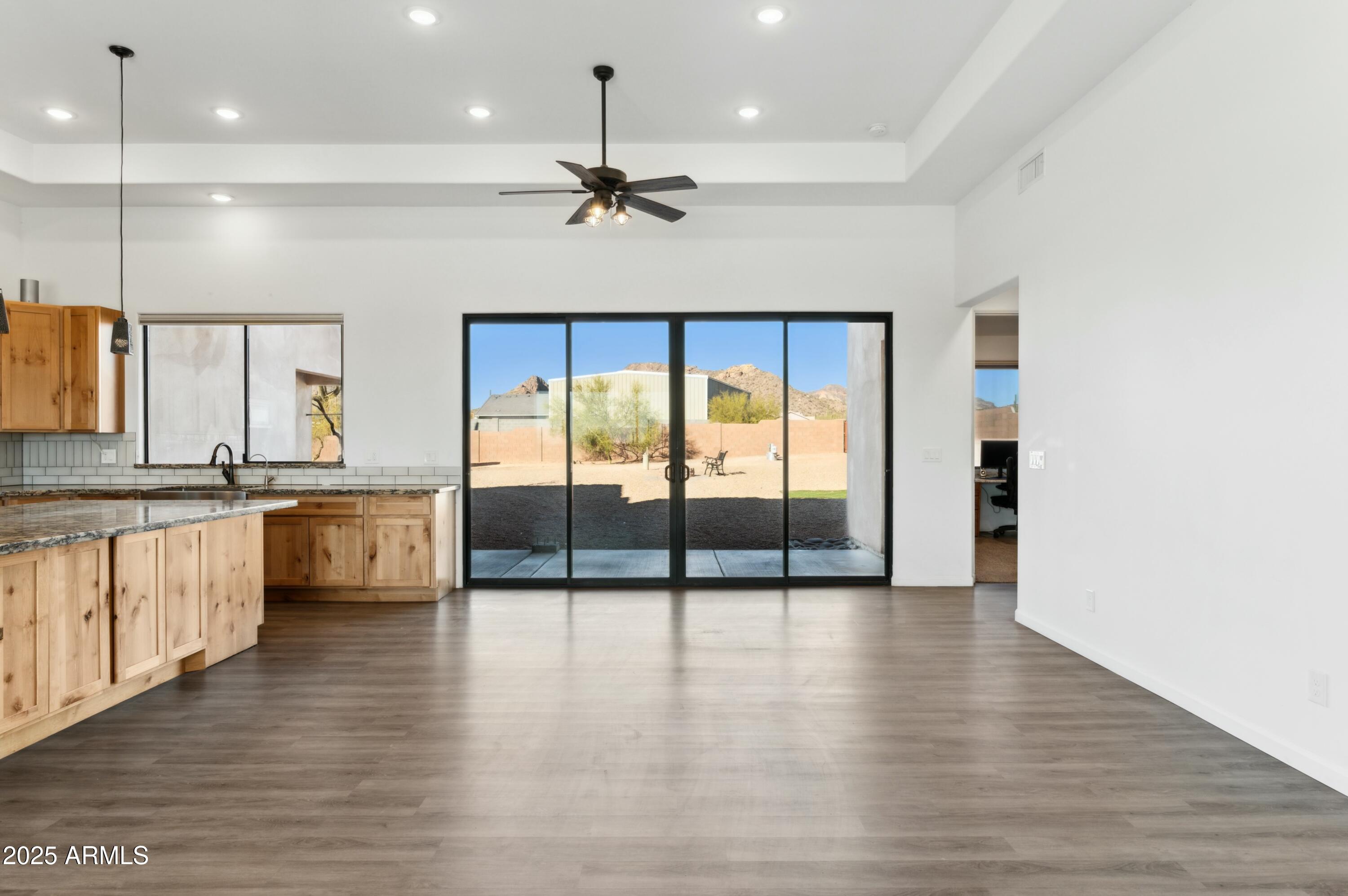 274 E MCKELLIPS Boulevard