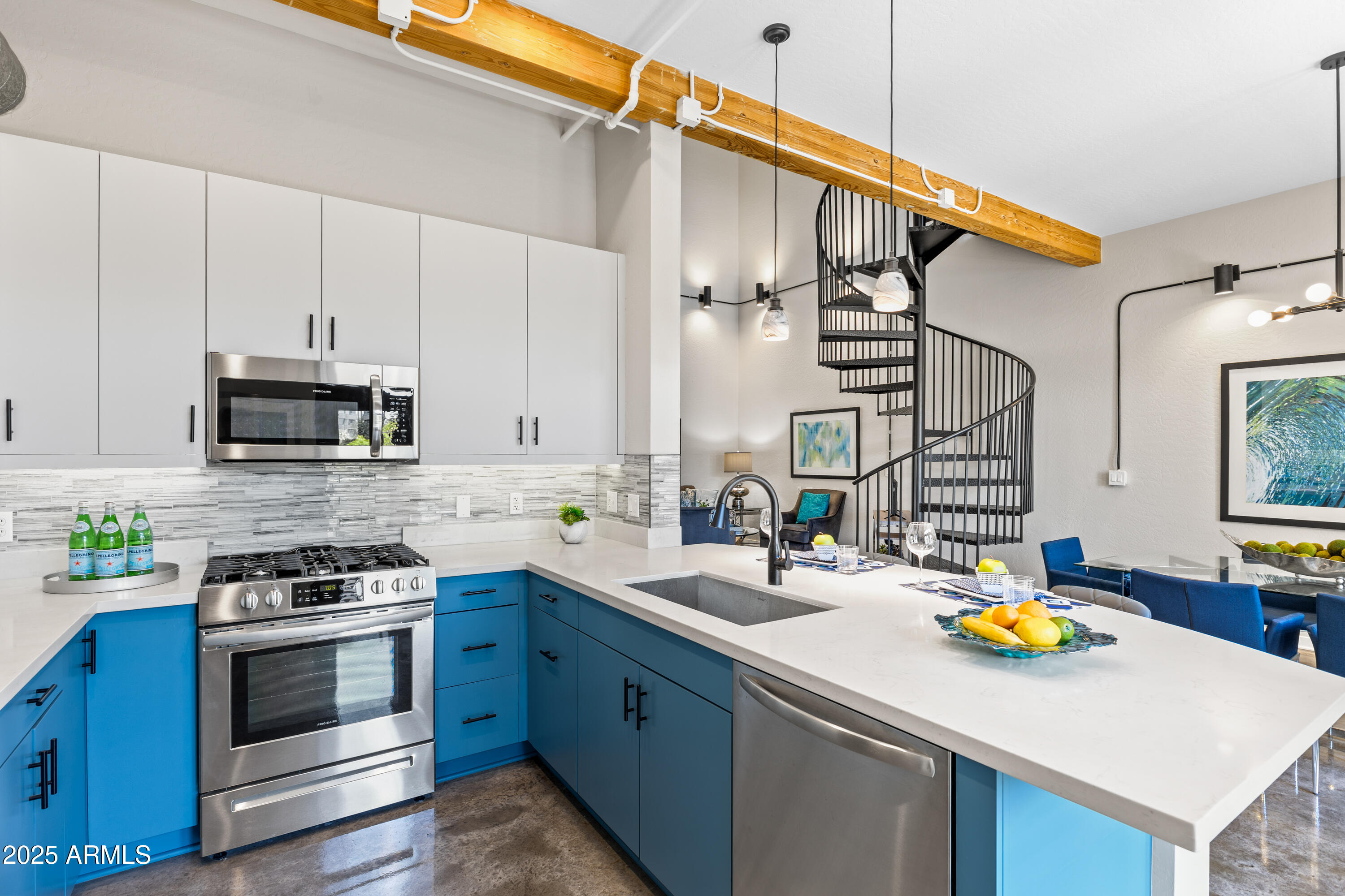 914 E OSBORN Road 208