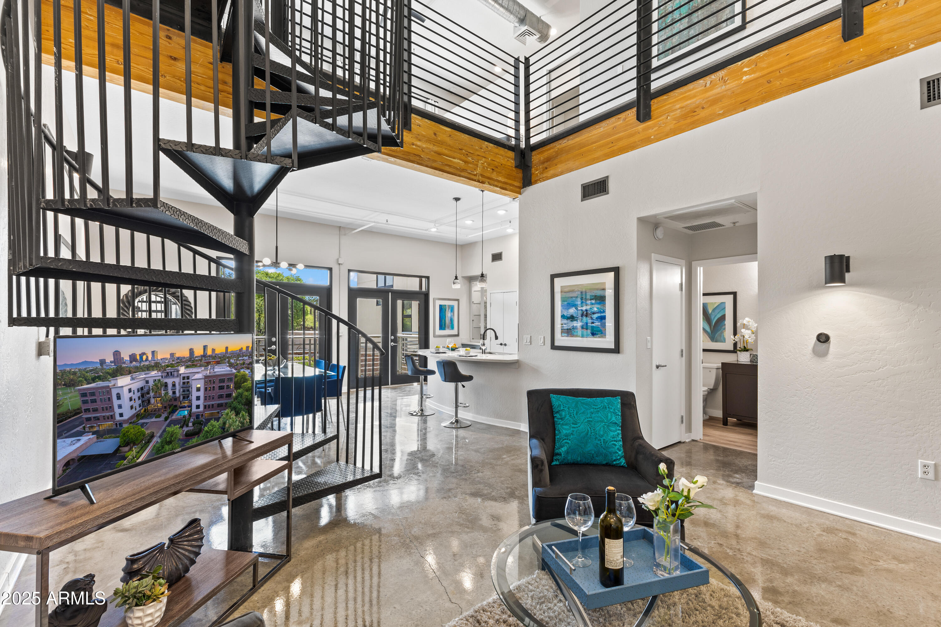 914 E OSBORN Road 208