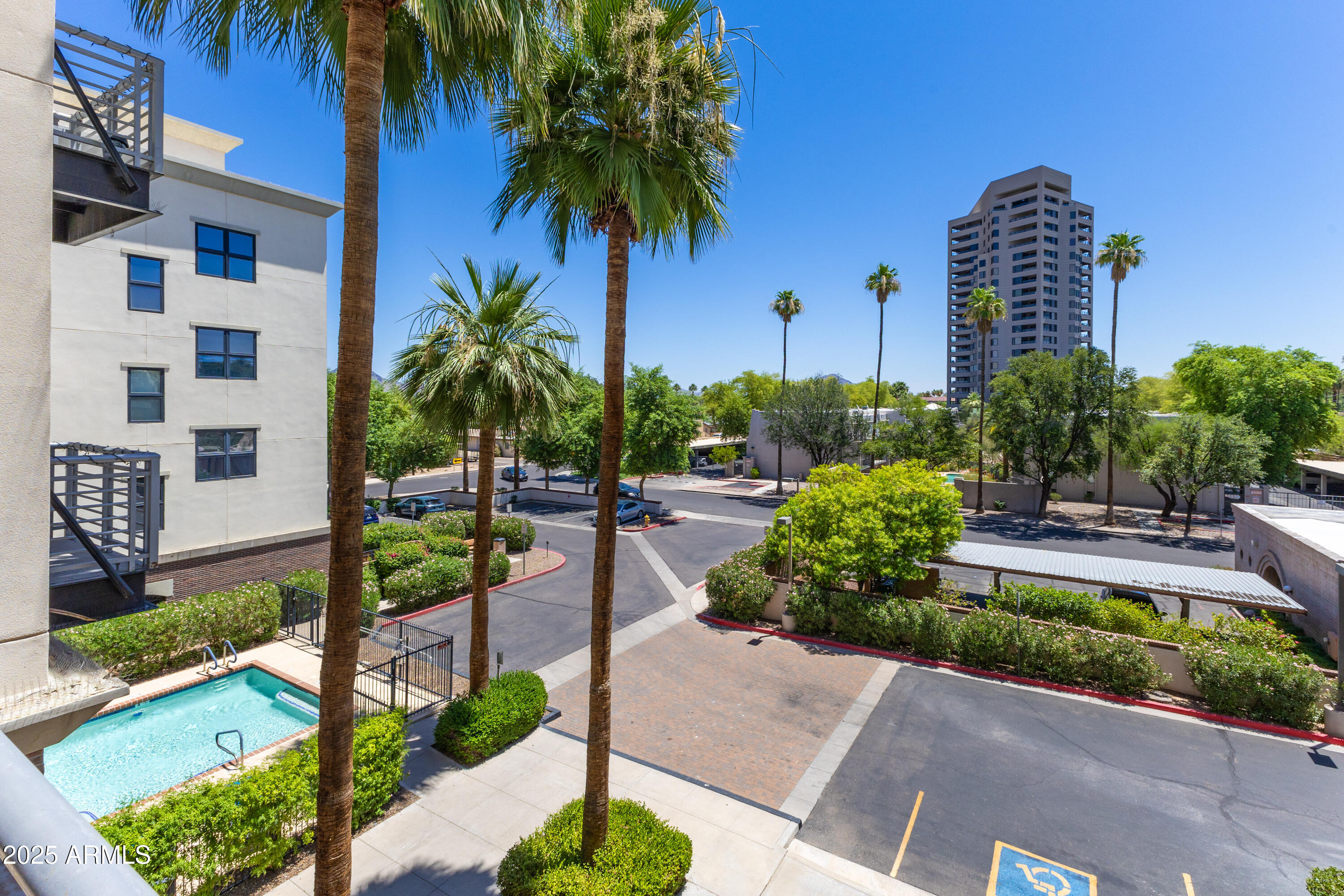 914 E OSBORN Road 208