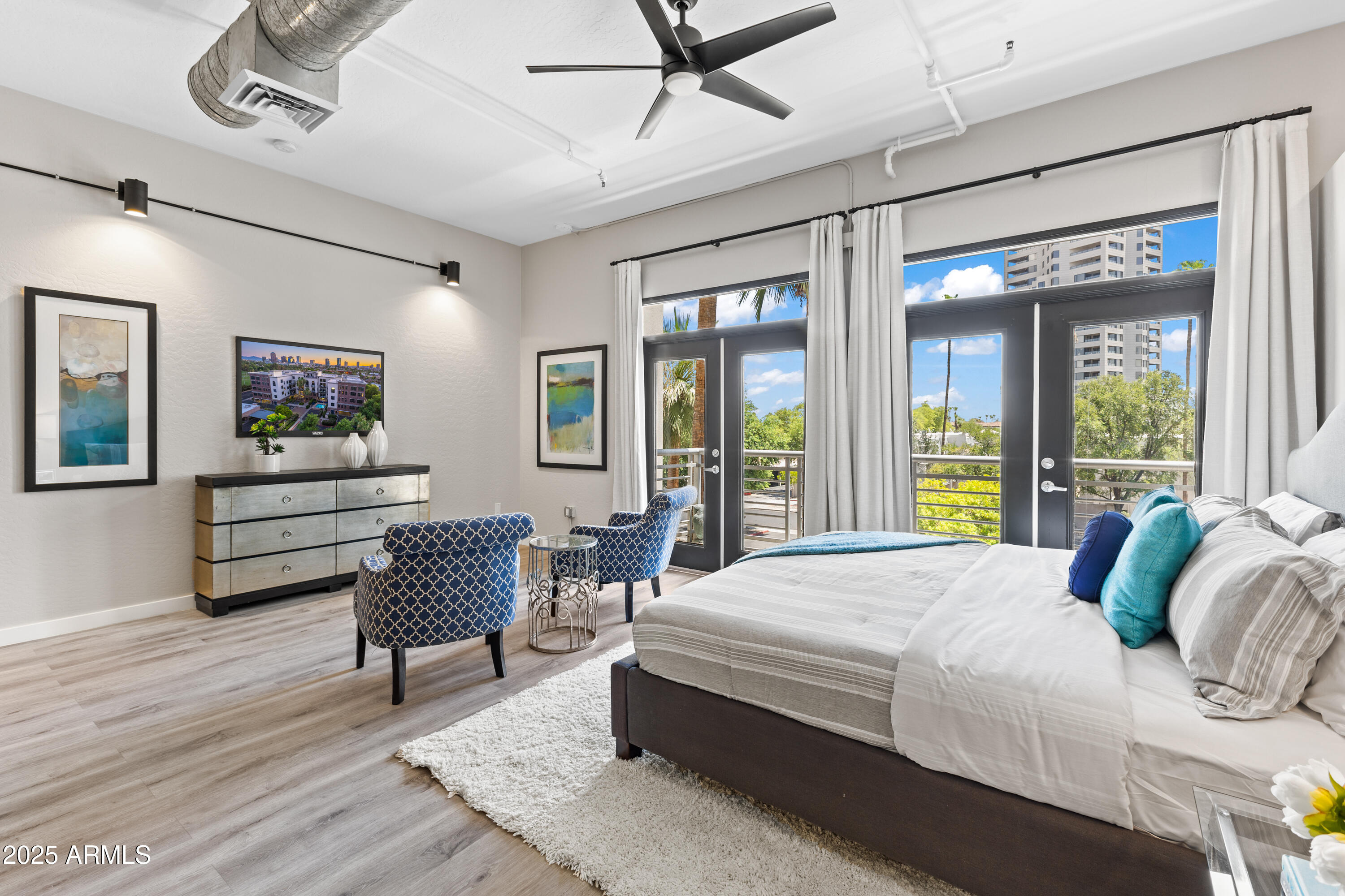 914 E OSBORN Road 208