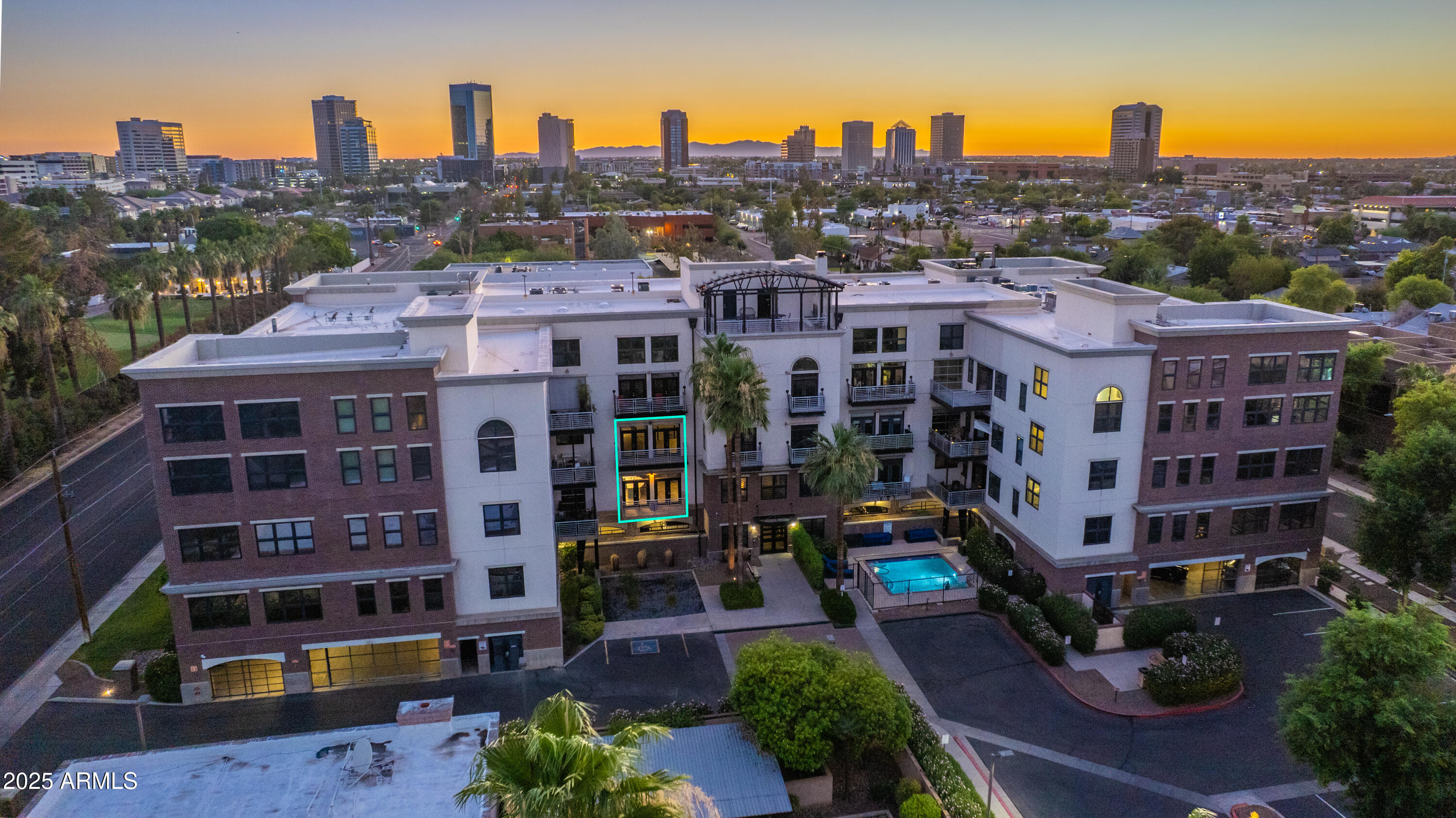 914 E OSBORN Road 208