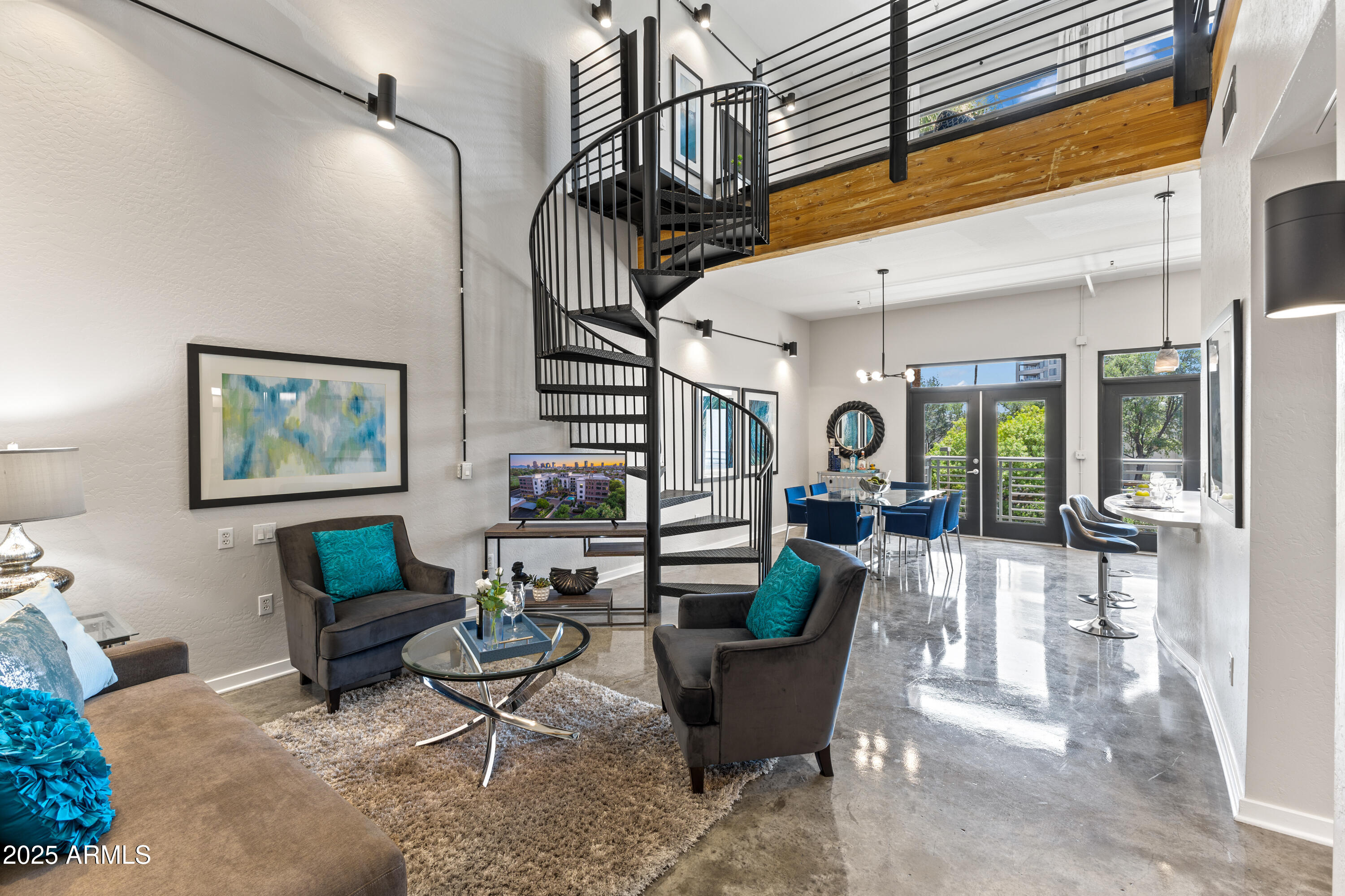 914 E OSBORN Road 208