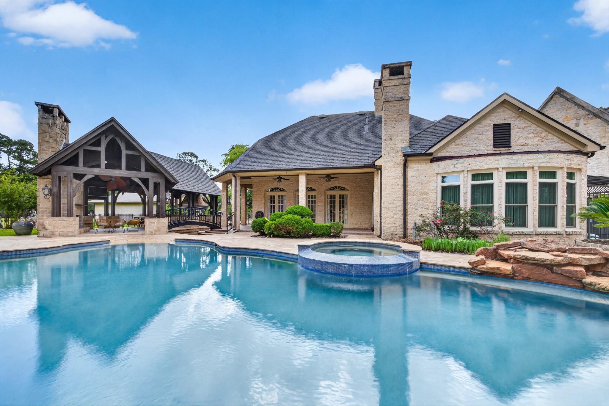 728 Crestbend Drive