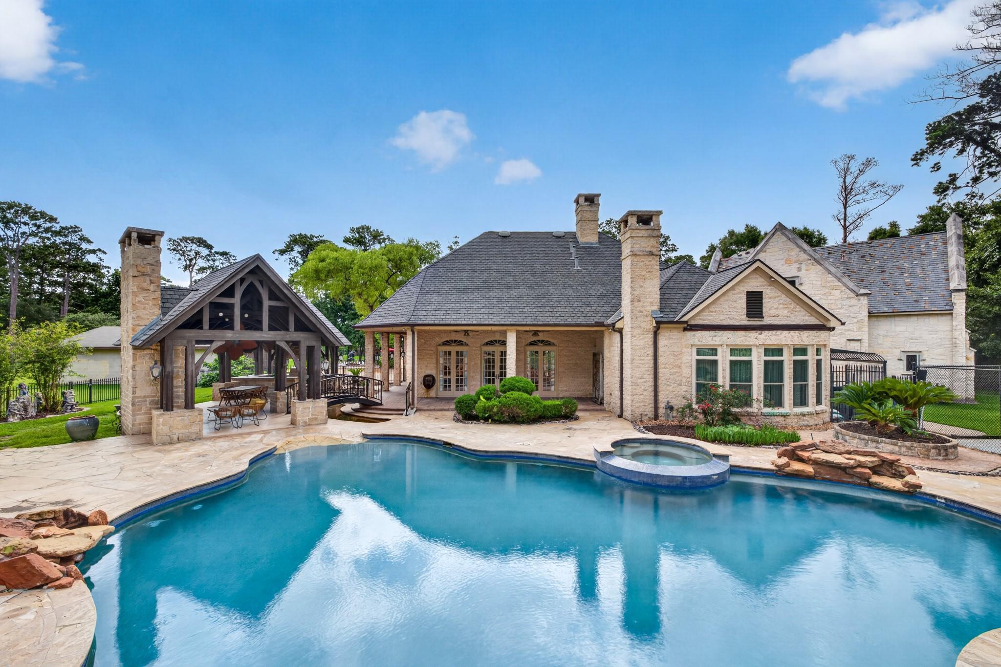 728 Crestbend Drive