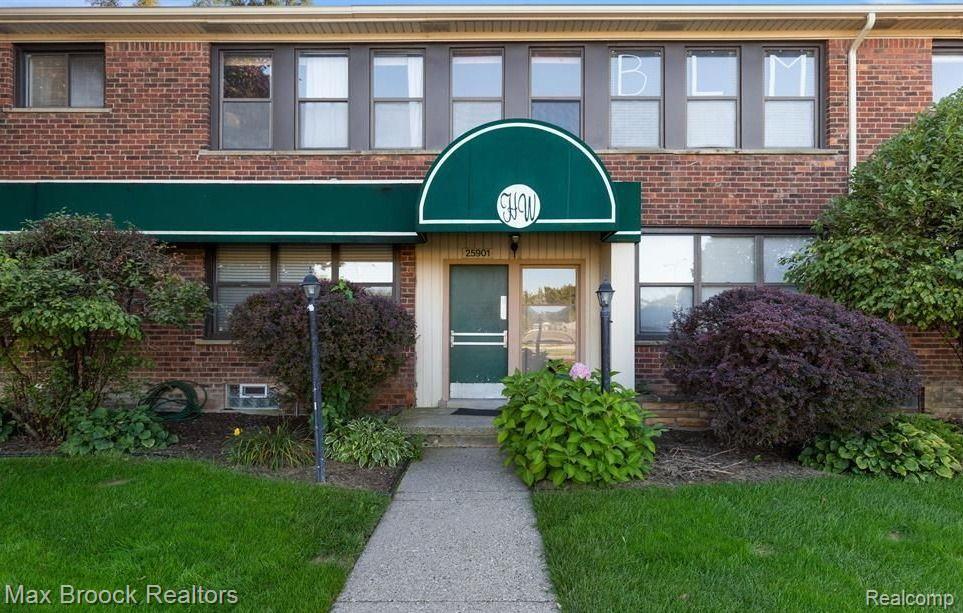 25901 Woodward Ave 104