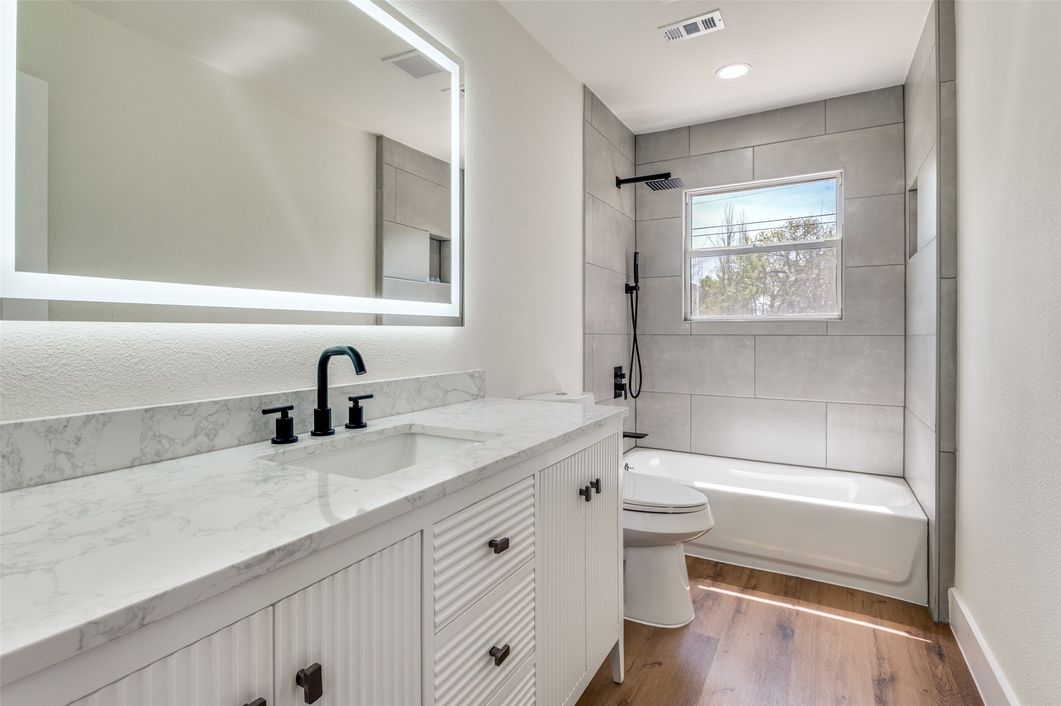 1542 W 5th Street