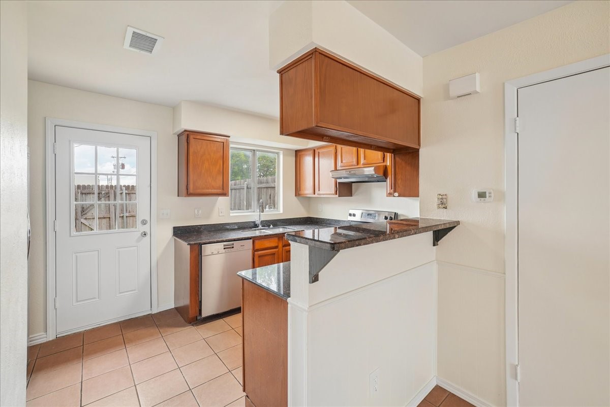 703 Lee Street 6