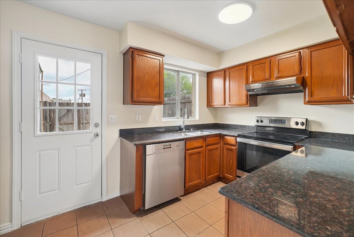 703 Lee Street 6