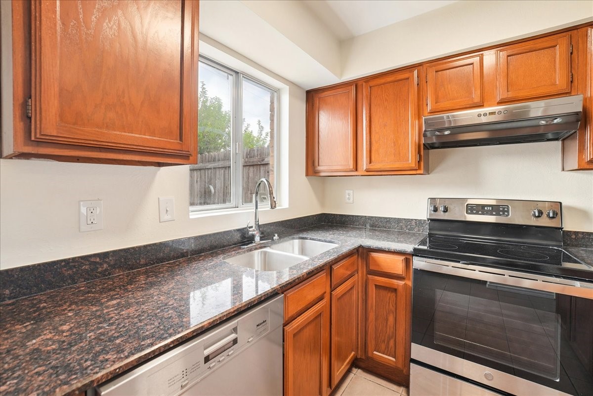 703 Lee Street 6