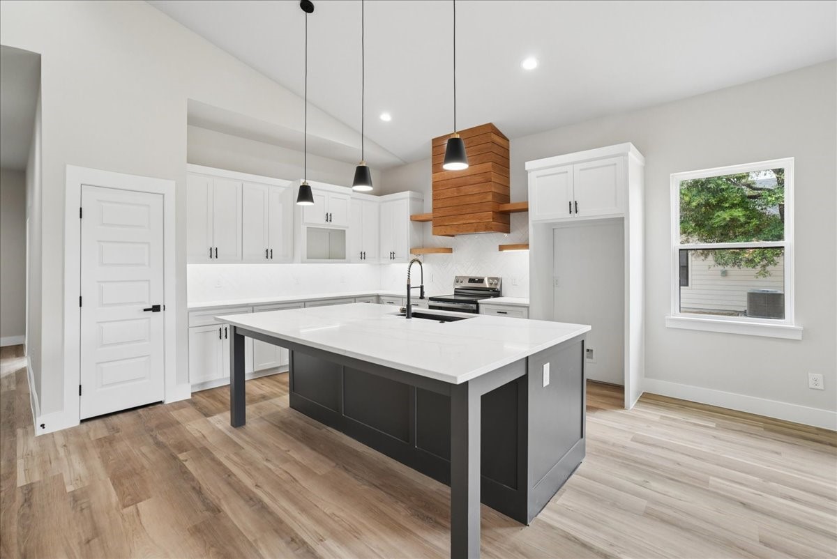 106 W Dogwood Trail