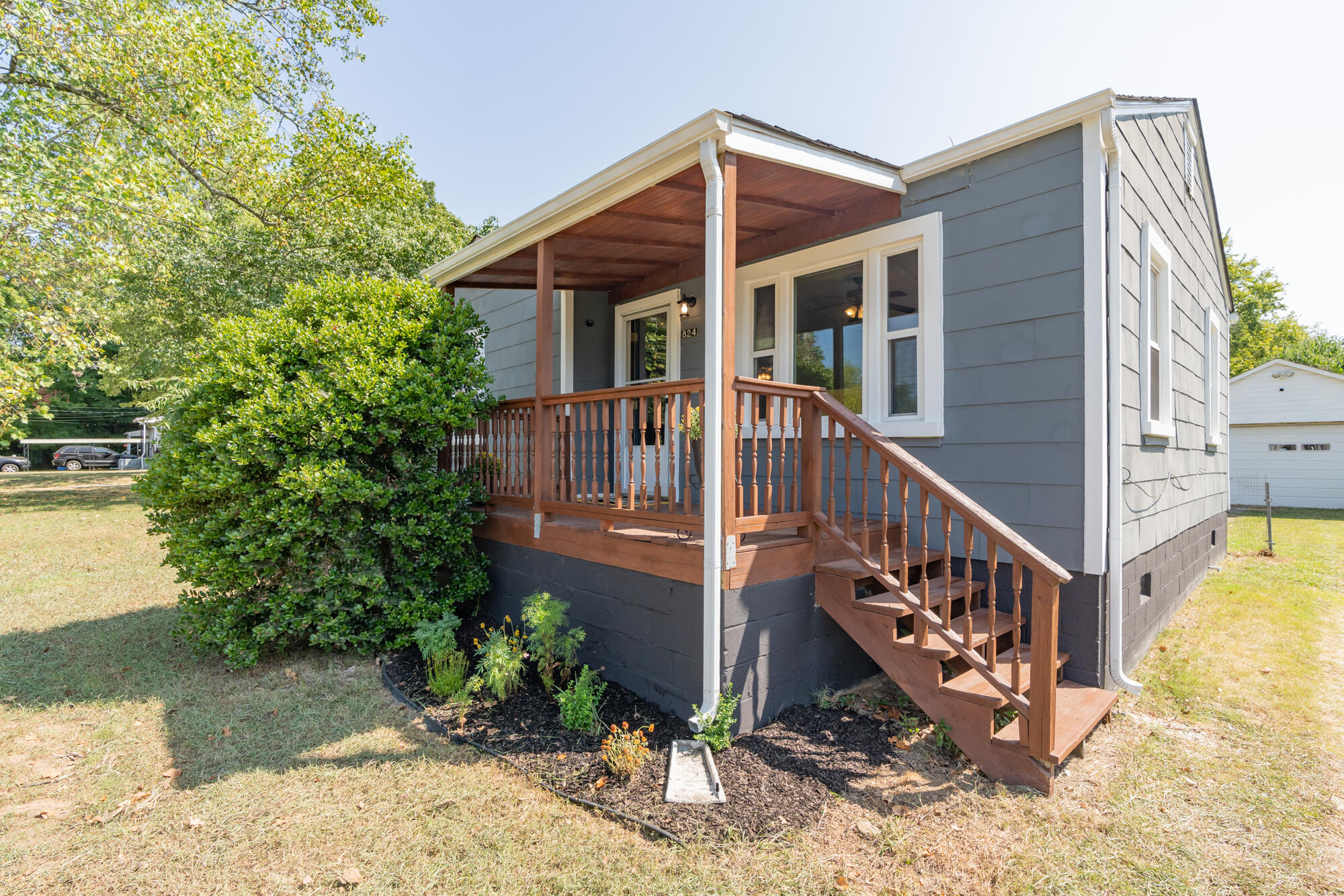 824 Henderson Avenue
