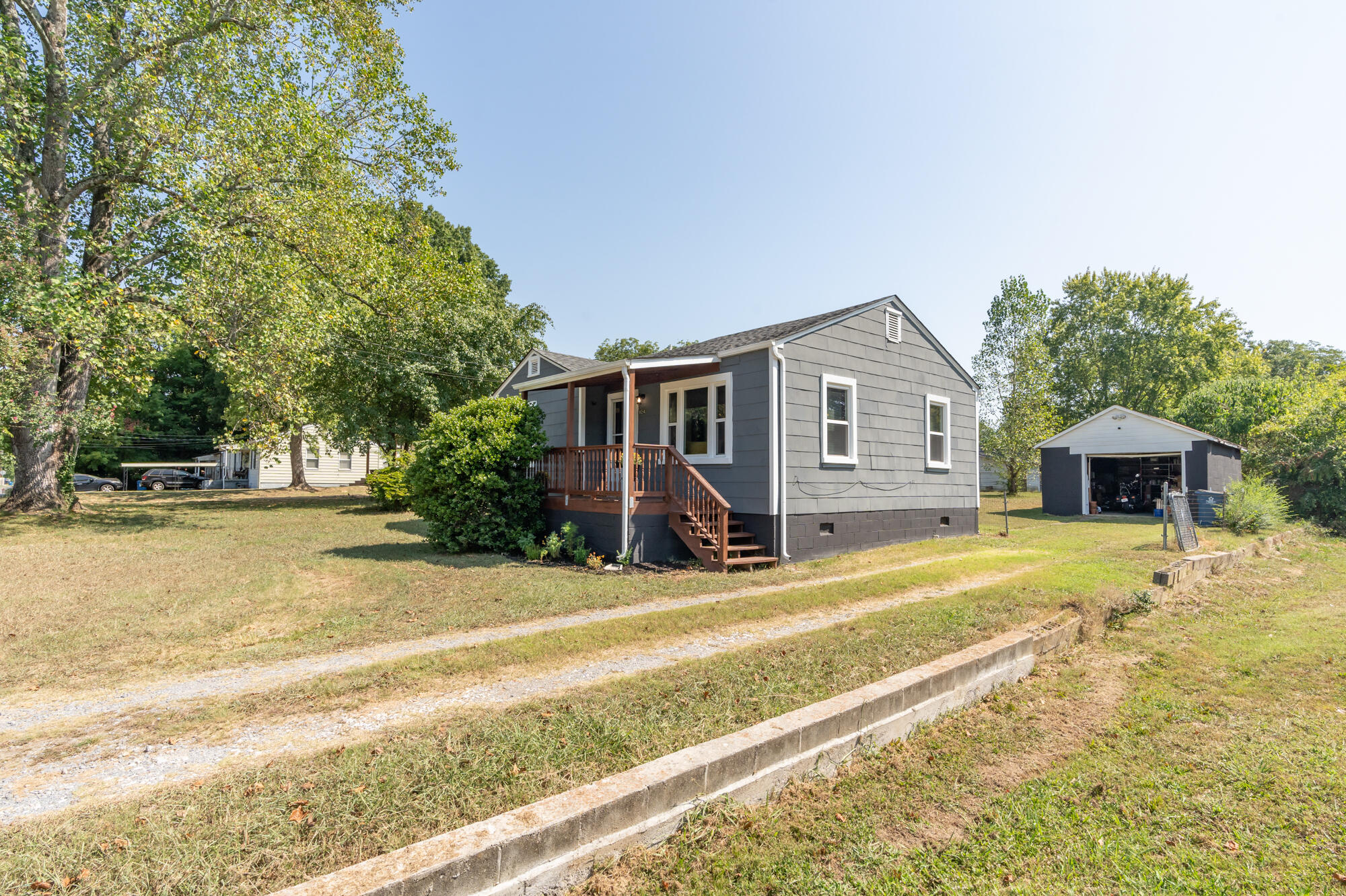 824 Henderson Avenue