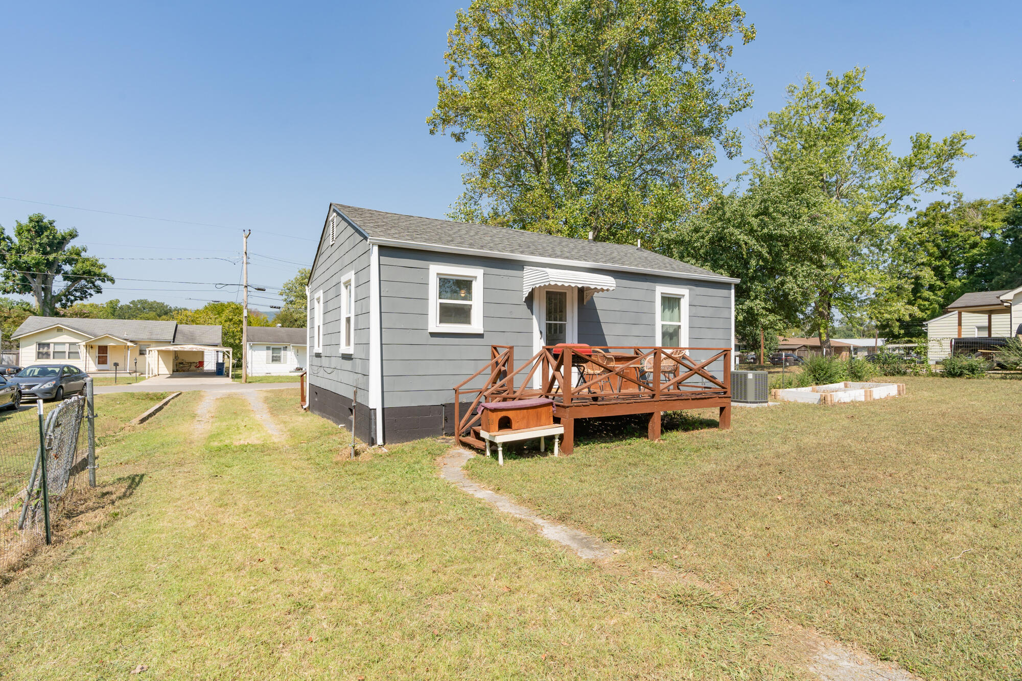 824 Henderson Avenue