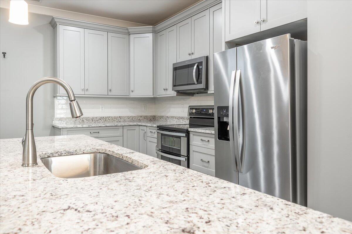 4046 Barnsley Loop